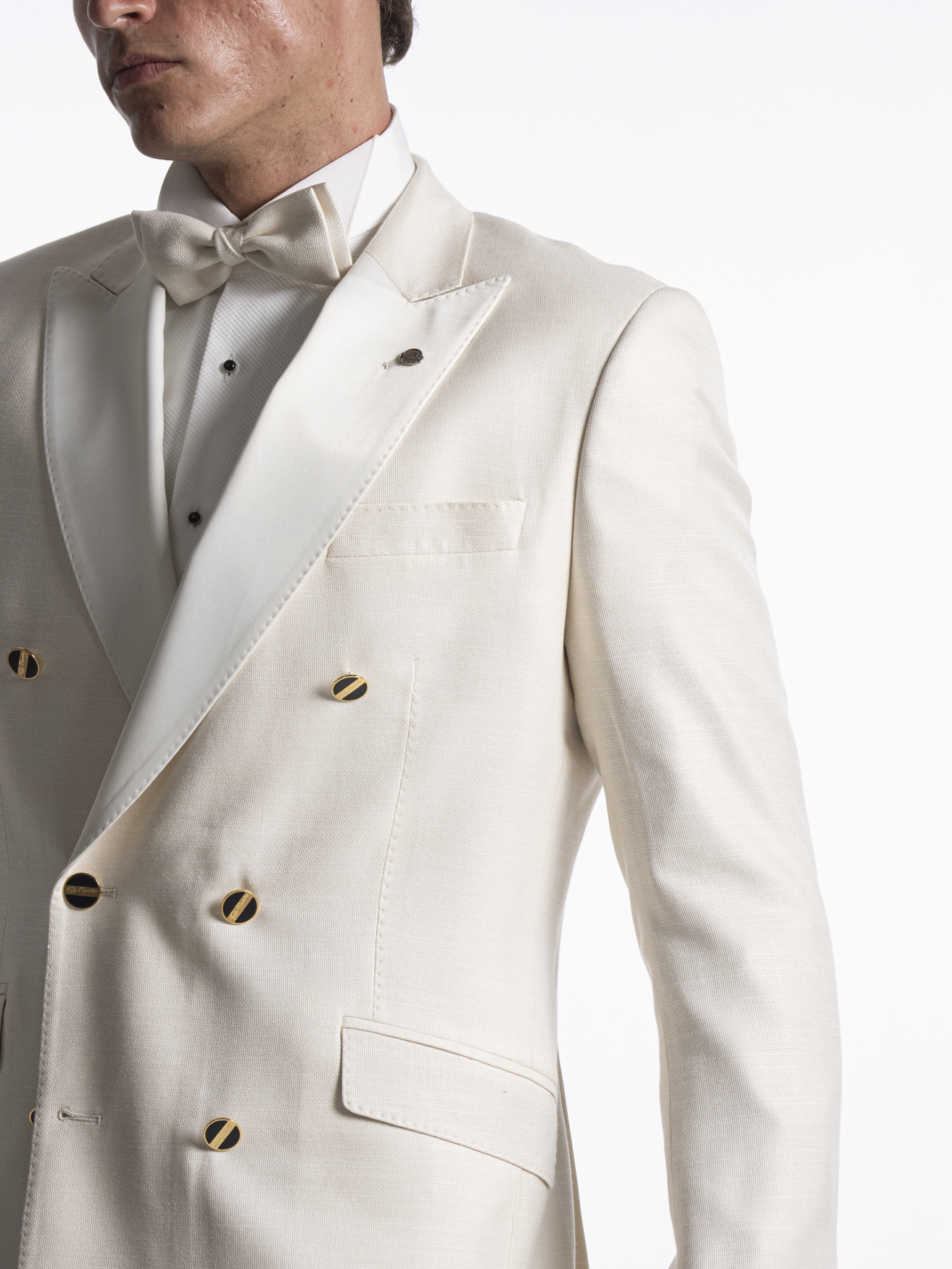 TRAJE CRUZADO BEIGE CON SOLAPA  EN RASO